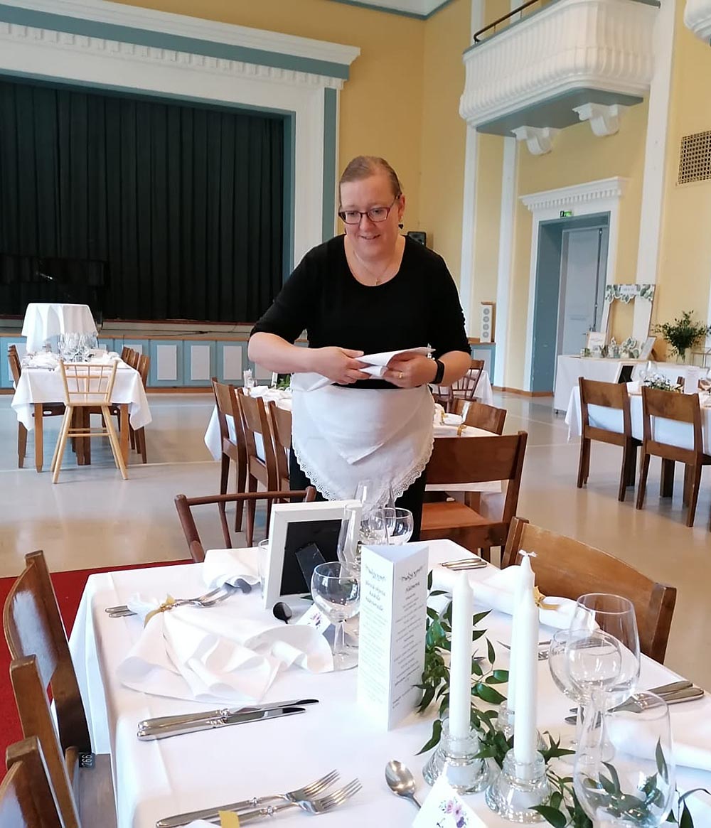 Mäntän Klubin työntekijä Anne-Mari Salmi kattaa pöytää.